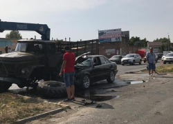 На видео попал маневр ЗИЛа, который мог стоить жизни водителю «БМВ» на Прибрежной
