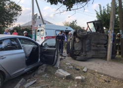 «Тойота» снесла бордюр и перевернулась на бок после ДТП на Пионерской: есть пострадавшие