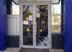 «Где полиция?»: неизвестные разгромили ночью вход в «Спортмастер» в Волгодонске
