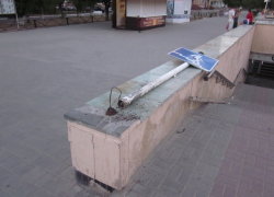 В Волгодонске на Строителей завалился «пешеходный переход» - читатель