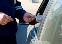В Волгодонском районе попытка дать взятку в 200 рублей инспектору ДПС может обернуться для водителя крупным штрафом