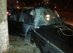 В Волгодонске на Энтузиастов «Акцент» врезался в дерево - машина превратилась в груду металла
