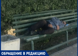 «Тут же пьют, спят и справляют нужду»: жители дома Гагарина, 61 просят убрать скамейки для алкашей