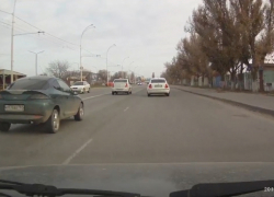Как происходят ДТП в Волгодонске - видеорегистратор одного из водителей заснял опасный маневр иномарки
