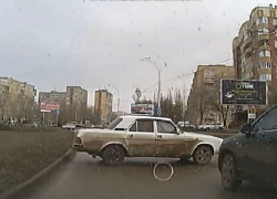 На Строителей «Волга» проехала задом наперед через поток машин