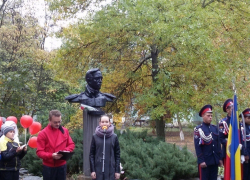 В Волгодонске холодный дождь не помешал массовому чтению стихов Лермонтова у памятника поэту