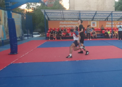 В Волгодонске уличные баскетболисты устроили битву на Молодежной