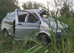Трое мужчин погибли на трассе Ростов-Волгодонск в столкновении грузовика и микроавтобуса 