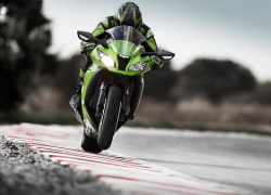 В селе Дубовском 29-летний мужчина на скорости свалился с мотоцикла «Kawasaki Ninja»