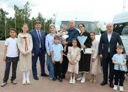 Девять семей получили микроавтобусы в Волгодонске в День многодетных семей