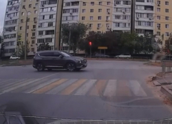 Кружит джип по кругу и не может сойти с пути: смешной маневр внедорожника сняли на видео