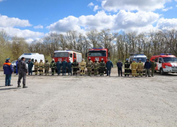 Волгодонск потушил условный лесной пожар: огонь «угрожал» дачам и лагерю «Жемчужина Дона»