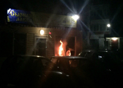 Горящий ночью во дворе дома ларёк напугал горожан