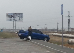 В Волгодонске «Мазда» «повисла» на парковке