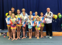 Юные волгодончанки завоевали россыпь наград на региональных соревнованиях по спортивной акробатике 