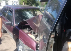 Лишенный прав пьяный водитель протаранил авто с ребенком, стоящее на обочине 