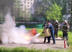Волгодонским школьникам дали опробовать себя в роли борцов с пожарами  