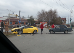 В Волгодонске на злополучном перекрестке российский «спорткар» врезался в старенькую «шестерку»