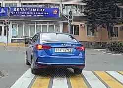 Чуть-чуть не лишился прав: водитель хотел повернуть на встречку по одностороннему, но вовремя одумался