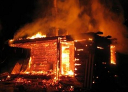 Пять сотрудников МЧС тушили загоревшуюся в Волгодонском районе баню