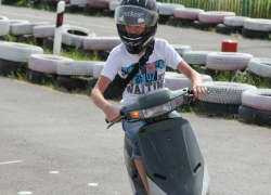 Юным волгодонским скутеристам устроили «гонку» с проверкой знания ПДД (ВИДЕО)