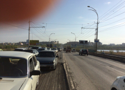 С утра на мосту из-за ямочного ремонта и ДТП образовался дорожный затор