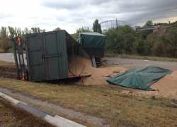 КамАЗ с зерном из Саратовской области ночью вылетел с моста  под Волгодонском