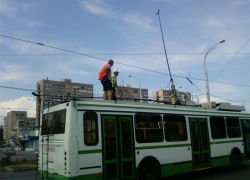 В Волгодонске в районе Торгового центра троллейбус оборвал провода