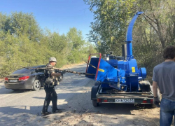 Измельчали ветки и вывозили: коммунальщики преобразили Цимлянское шоссе