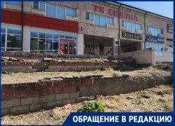 «Снесите это убожество уже!»: жители обеспокоены, что легендарный торговый центр «Сказка» превращается в руины 
