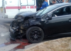 Черная и белая «Тойоты» столкнулись на высокой скорости на улице Гагарина в Волгодонске