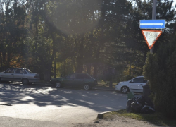 Автомобилисты и знаки дорожного движения противоречат друг другу на развязке в районе Администрации Волгодонска