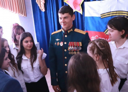 «Не останавливаться на достигнутом!»: участник СВО Василий Нистор встретился со школьниками Волгодонска