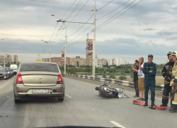 Мотоцикл смяло после ДТП на мосту в Волгодонске 