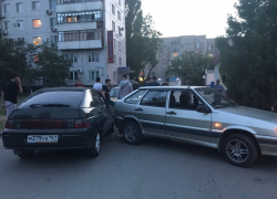 Молодежь на ВАЗах перекрыла движение возле «Комсомольца» в Волгодонске