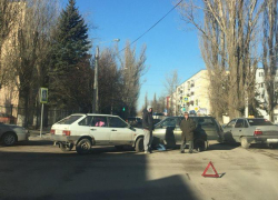Незначительное ДТП перегородило проезжую часть на Горького в Волгодонске 