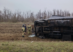 Водитель грузовика, перевернувшегося накануне на трассе Цимлянск – Суровикино, госпитализирован с переломом позвоночника