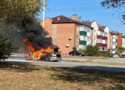 Дотла сгорел автомобиль в новой части Волгодонска