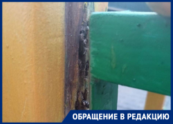 Оторвавшееся крепление на детской площадке в сквере «Дружба» чуть не травмировало ребёнка