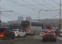 Утренний коллапс на путепроводе: ДТП с автобусом спровоцировало масштабную пробку в Волгодонске