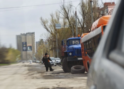 «Оторвало колесо или просела подвеска»: на улице Маршала Кошевого сломался автобус