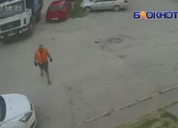 В Волгодонске парковка у мусорных баков закончилась «сюрпризом» на капоте