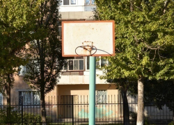 «Бег с препятствием»: жители квартала В-4 о состоянии спортивного поля