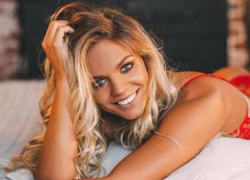 Ефимова сменила закрытый профессиональный купальник на красное эротическое белье