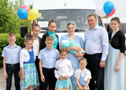 Две многодетные семьи Волгодонского района получили ключи от пассажирских микроавтобусов