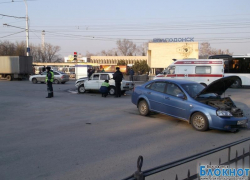 На оживленном перекрестке в Волгодонске столкнулись три легковушки