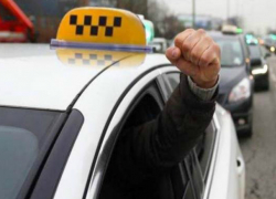 Таксист обматерил и высадил ребенка со сломанной рукой и пенсионерку, - читатель