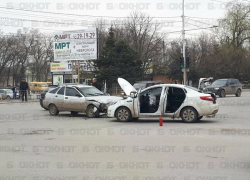 Беременная женщина и ребенок пострадали в серьезном ДТП возле вокзала в Волгодонске
