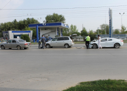 В Волгодонске автоледи на ТагАЗе Aquila протаранила две другие машины на путепроводе