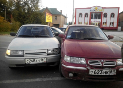 В Волгодонске две «Лады» сразились за поворот на Степной